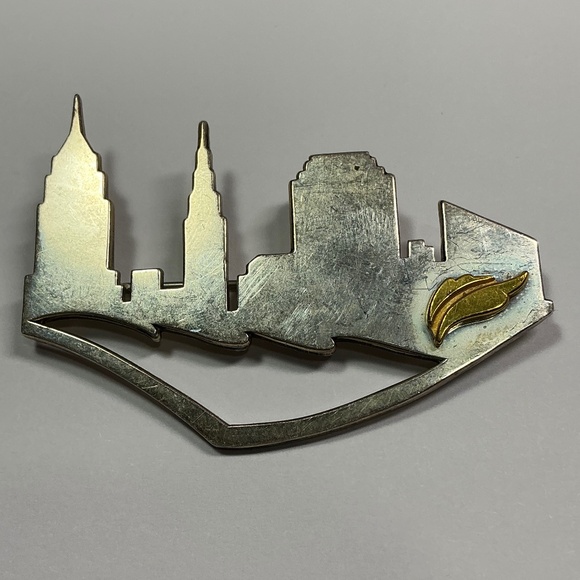 MBE STERLING SILVER NEW YORK CITY BROOCH. 1.5 inches x 2 inches